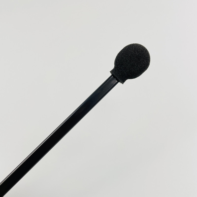 L'astuce ronde de mousse tamponne les adhésifs excédentaires propres de poignée noire après collage