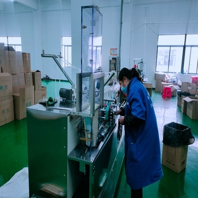 Machine automatique de fabrication de tampons médicaux Construction en acier inoxydable de haute capacité