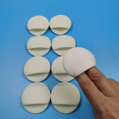 Des tampons à usage unique pour le maquillage à base d'éponge ronde et douce pour les soins du visage