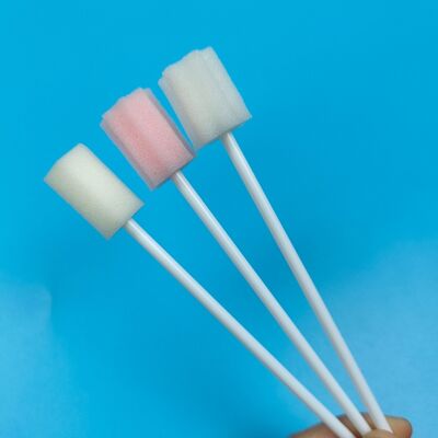 Bâton en PP emballé individuellement, pointe en mousse, tampon de nettoyage de la bouche, éponge de qualité médicale, tampon de soins bucco-dentaires, tampon en mousse d'hygiène