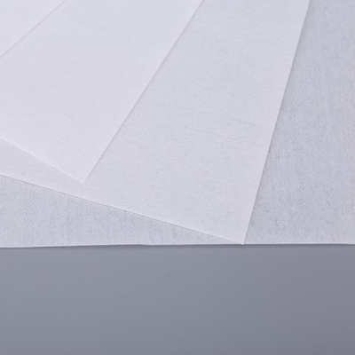 Le Cleanroom non pelucheux de polyester jetable industriel essuie le logo fait sur commande 120g/m2
